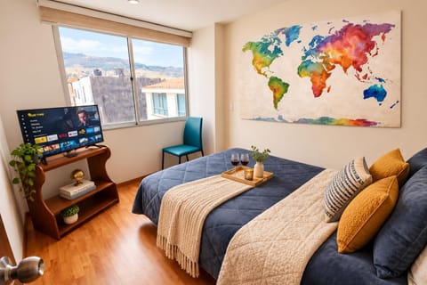 Bed, TV and multimedia, Photo of the whole room, Bedroom
