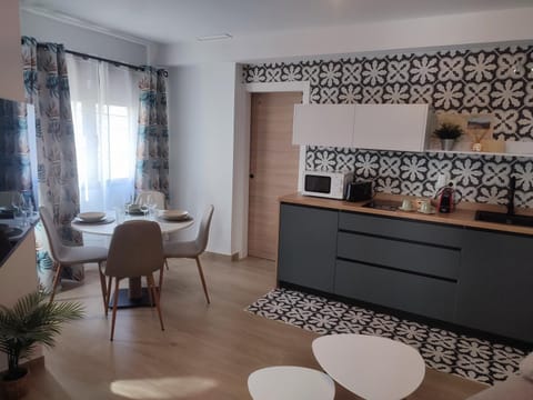 Kitchen or kitchenette, Seating area, Dining area
