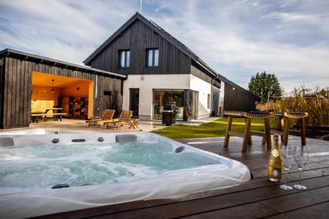Property building, Patio, Day, Natural landscape, Garden, Hot Spring Bath, Hot Tub, Spa and wellness centre/facilities, Pool view, Swimming pool, sunbed