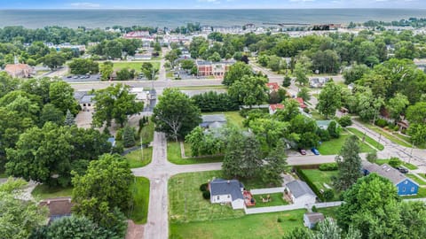 Bird's eye view, Location