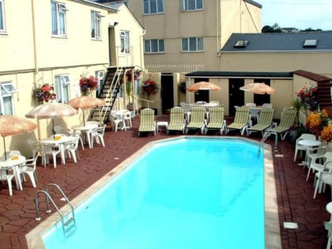 Property building, Day, Swimming pool