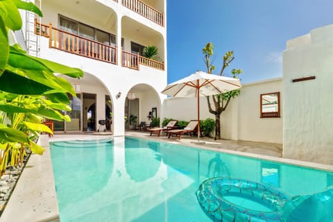 Property building, Day, View (from property/room), Balcony/Terrace, Pool view, Swimming pool, Swimming pool, sunbed