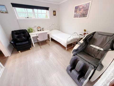 Sunny Garden Home - Massage Chair - Near Beach & CBD Apartment in Tasmania