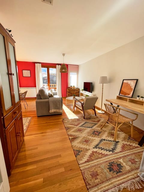 Bed, Living room, Photo of the whole room, Seating area