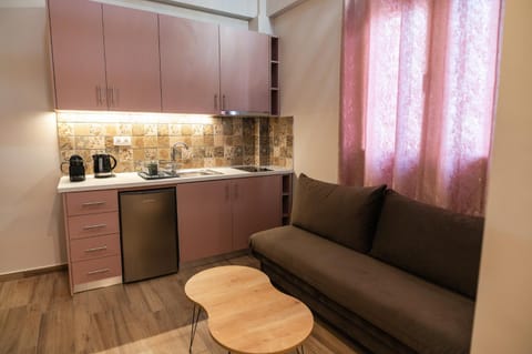 Coffee/tea facilities, Kitchen or kitchenette, Living room, Seating area, Dining area, stove