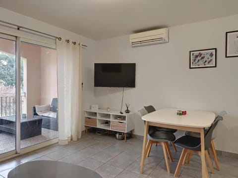 Appartement T2 avec terrasse sud Apartment in Rochefort-du-Gard