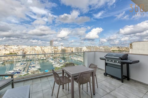 Patio, Communal lounge/ TV room, Day, View (from property/room), Balcony/Terrace, Dining area, Evening entertainment, City view, Sea view