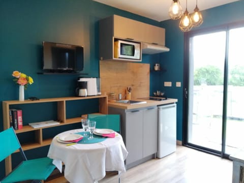 Kitchen or kitchenette, Dining area, stove