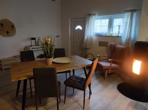 Seating area, Dining area