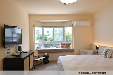 Bed, TV and multimedia, Photo of the whole room, Bedroom, hair dresser, air conditioner