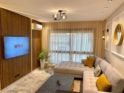 Communal lounge/ TV room, Bed, TV and multimedia, Living room, Photo of the whole room, Seating area, Evening entertainment, Bedroom