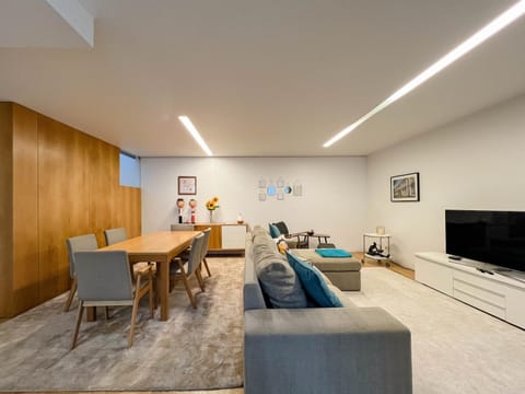 Communal lounge/ TV room, TV and multimedia, Living room, Seating area, Dining area