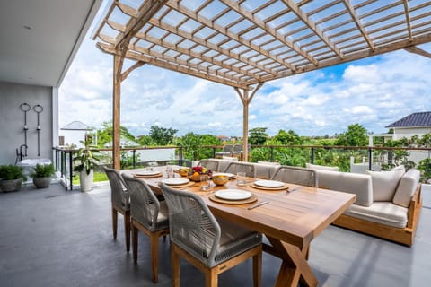 View (from property/room), Balcony/Terrace, Seating area, Dining area, City view, Garden view