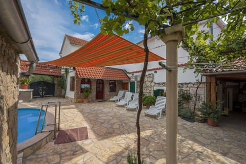 Property building, Patio, Day, Pool view, Swimming pool, sunbed