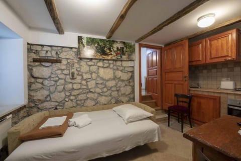 Bed, Kitchen or kitchenette, Living room, Seating area