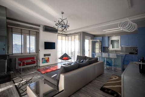 TV and multimedia, Kitchen or kitchenette, Living room, Seating area