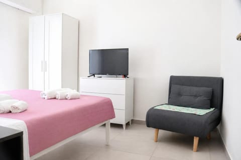 Bed, TV and multimedia, Photo of the whole room, Bedroom, towels