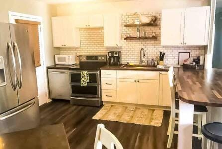 Kitchen or kitchenette, Dining area, dishwasher, minibar, pet friendly, stove, toaster