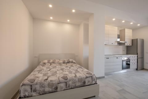 Bed, Kitchen or kitchenette, oven, stove