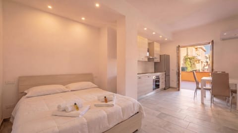 Bed, Kitchen or kitchenette, Living room, Photo of the whole room, Seating area, Dining area, Bedroom, air conditioner
