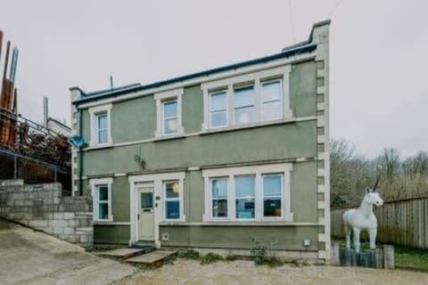 The unicorn's house sleeps 10 people Apartment in Bristol