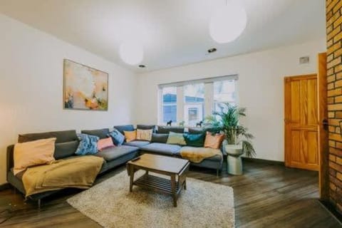 The unicorn's house sleeps 10 people Apartment in Bristol