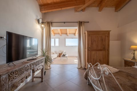 Bed, TV and multimedia, Photo of the whole room, Bedroom