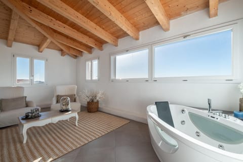 Hot Tub, Photo of the whole room, Seating area, City view, Sea view