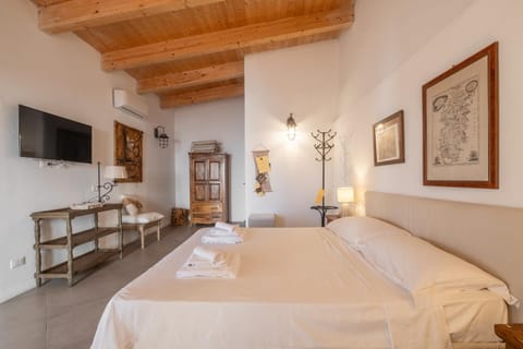 Bed, TV and multimedia, Photo of the whole room, Bedroom, towels