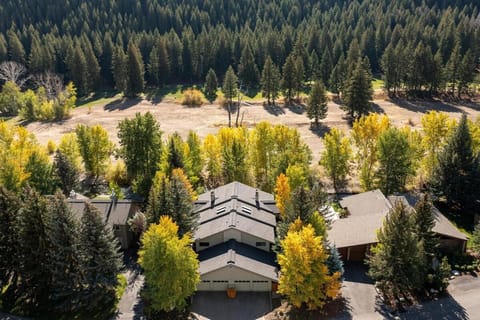 Creek Front Duplex Close to Lifts with Hot Tub House in Ketchum