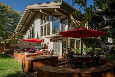 Creek Front Duplex Close to Lifts with Hot Tub House in Ketchum