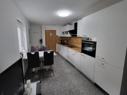 Kitchen or kitchenette, Dining area, oven, stove