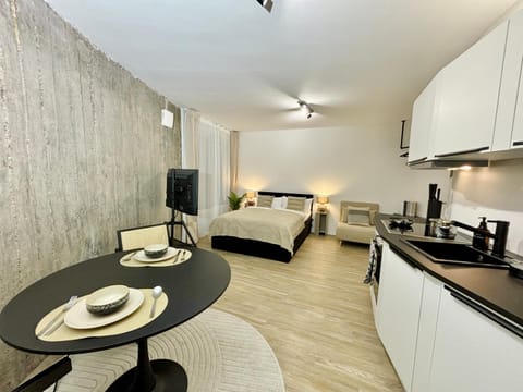Bed, TV and multimedia, Dining area