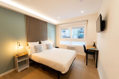 Bed, TV and multimedia, Photo of the whole room, Bedroom