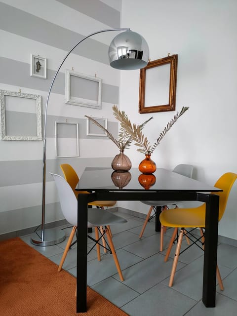 Seating area, Dining area