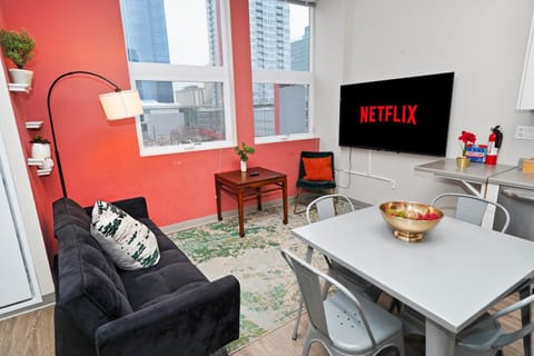 South Loop 2BR Retreat Near Grant Park, Soldier Field, Adler Planetarium & Columbia College Apartment in South Loop