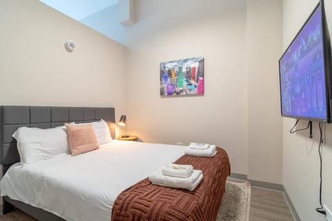 Bed, TV and multimedia, Photo of the whole room, Bedroom, towels