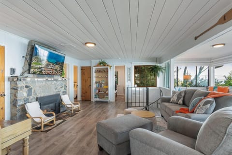 Perch - Breezy Point Hideout House in Camano Island