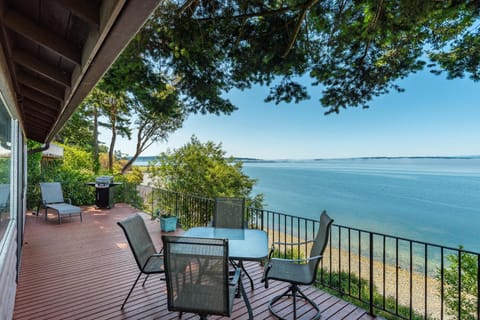 Perch - Breezy Point Hideout House in Camano Island