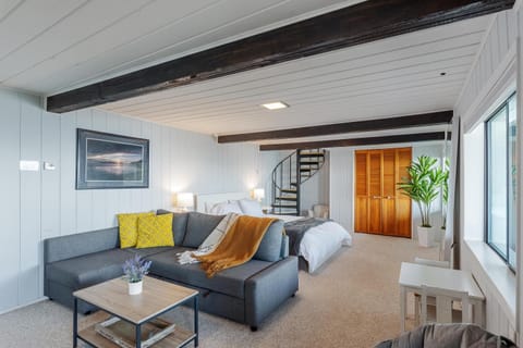 Perch - Breezy Point Hideout House in Camano Island