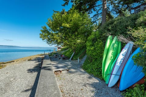 Perch - Breezy Point Hideout House in Camano Island