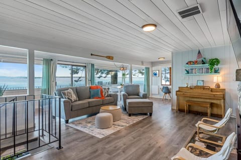 Perch - Breezy Point Hideout House in Camano Island