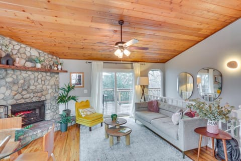 Mid-Century Mod Cottage, Steps to Lake Gregory! House in Crestline