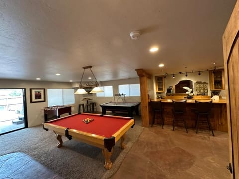 Billiard, Game Room