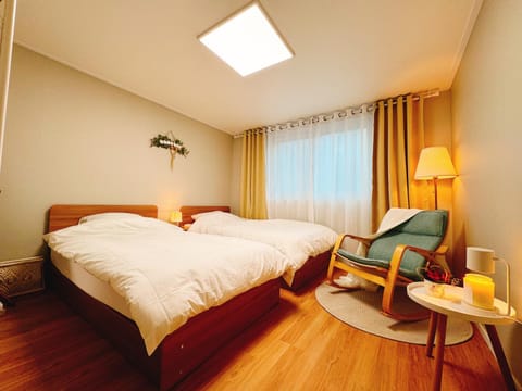 Bed, Photo of the whole room, Seating area, Bedroom
