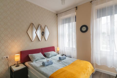 Bed, Living room, Bedroom, towels, air conditioner, air conditioner