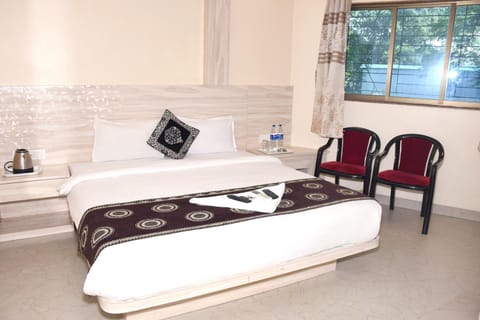 Bed, TV and multimedia, Bedroom