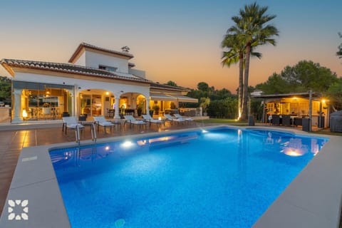 Property building, Day, Pool view, Swimming pool, sunbed