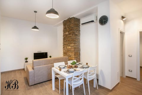 TV and multimedia, Living room, Seating area, Dining area, air conditioner