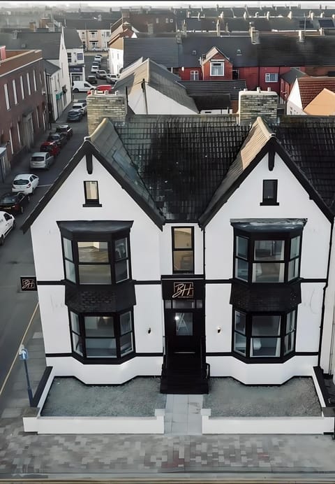 Property building, Day, Neighbourhood, Street view, Location